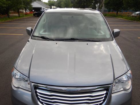 Used 2016 Chrysler Town & Country Touring w/ Driver Convenience Group FWD image 3