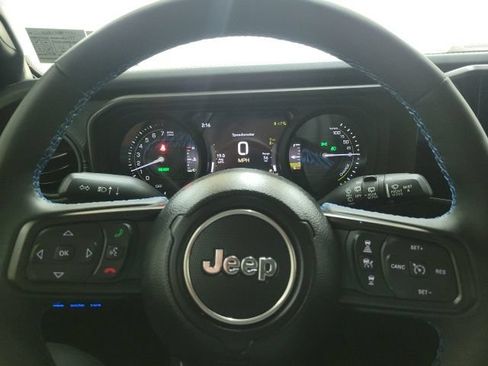 Used 2024 Jeep Wrangler Unlimited Rubicon 4xe w/ Convenience Group AWD/4WD image 5