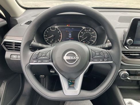 Used 2025 Nissan Altima 2.5 SV image 30