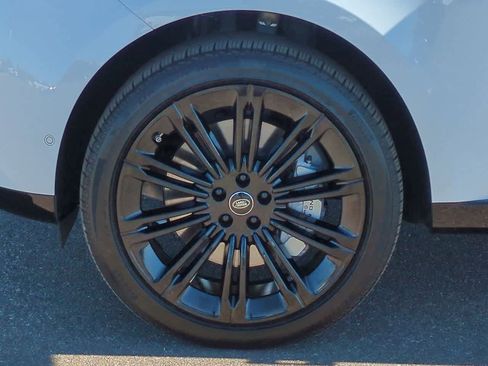 Used 2025 Land Rover Range Rover SE image 13