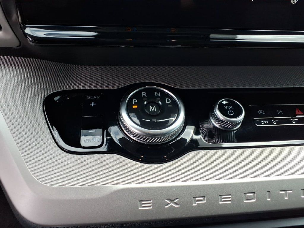Used 2025 Ford Expedition Active RWD image 32
