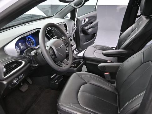 Used 2022 Chrysler Pacifica Touring-L w/ Uconnect Theater Family Group image 26