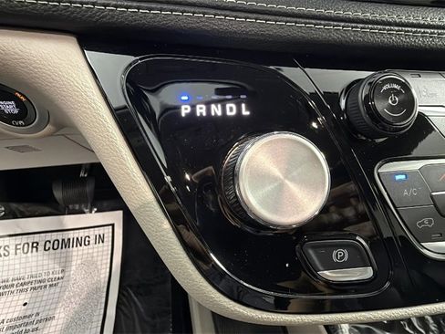 Used 2024 Chrysler Pacifica Select image 23