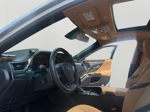 Used 2025 Lexus ES 350 w/ Premium Package FWD image 9