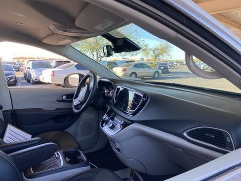 Used 2024 Chrysler Pacifica Touring-L image 5