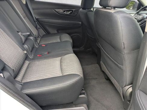 Used 2017 Nissan Rogue S image 18