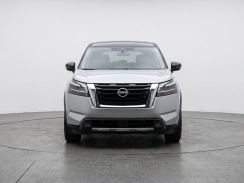 Used 2025 Nissan Pathfinder SV image 2