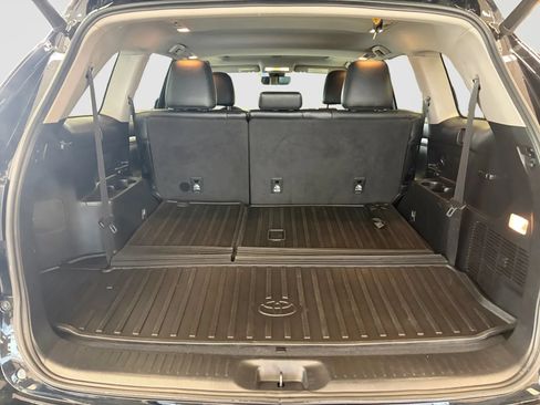 Used 2019 Toyota Highlander XLE AWD/4WD image 17