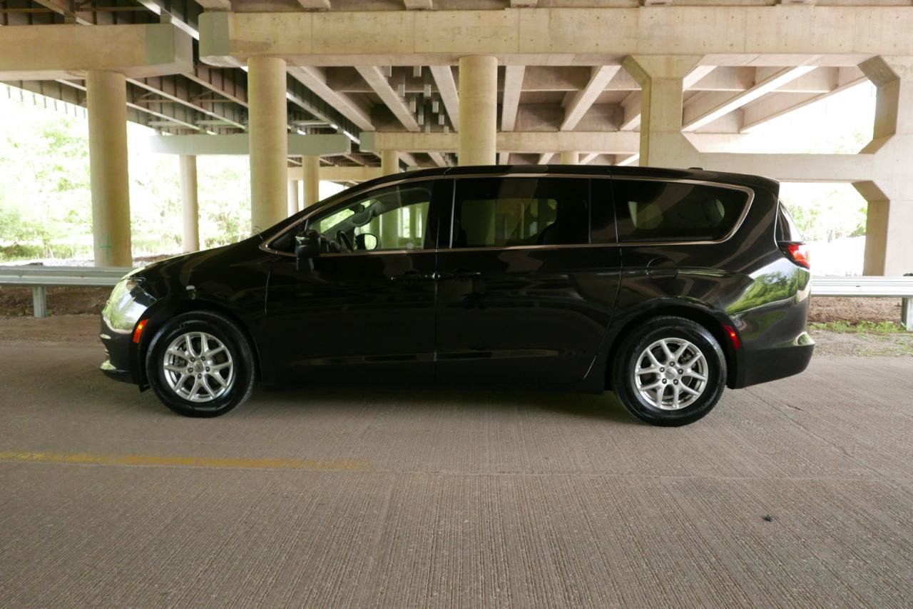 Used 2022 Chrysler Voyager LX FWD image 23