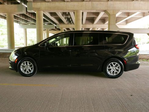 Used 2022 Chrysler Voyager LX FWD image 23