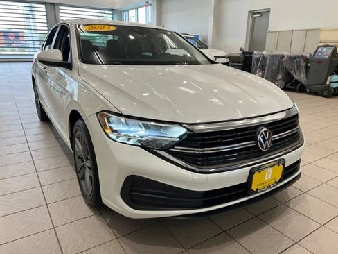 Used 2024 Volkswagen Jetta SE FWD image 1
