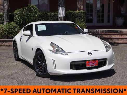 Used 2017 Nissan 370Z Coupe RWD image 2