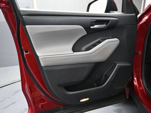 Certified 2022 Toyota Highlander XLE image 16