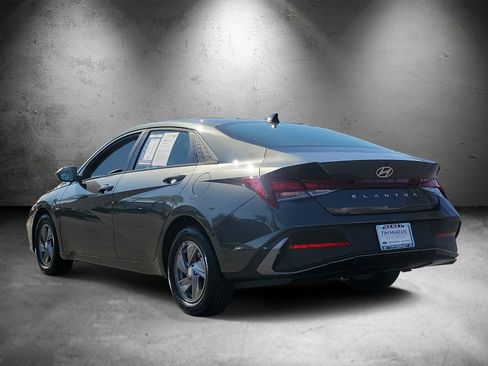 Certified 2026 Hyundai Elantra SE w/ Cargo Package FWD image 4