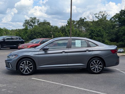 Used 2025 Volkswagen Jetta SE w/ Sunroof Package FWD image 6