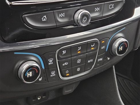 Used 2023 Chevrolet Traverse LT image 23