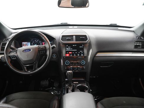 Used 2018 Ford Explorer XLT w/ Equipment Group 202A AWD/4WD image 14