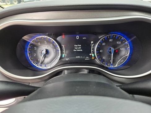 Used 2022 Chrysler Pacifica Touring-L FWD image 37