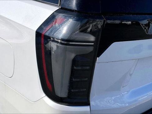 Used 2025 Chevrolet Suburban High Country image 23