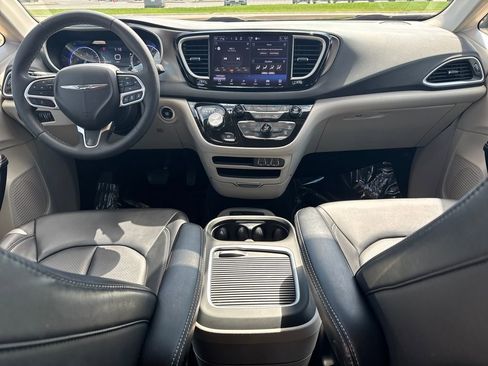 Used 2024 Chrysler Pacifica Touring-L FWD image 16
