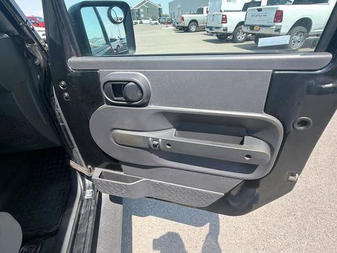 Used 2007 Jeep Wrangler Sahara w/ Dual Top Group AWD/4WD image 17