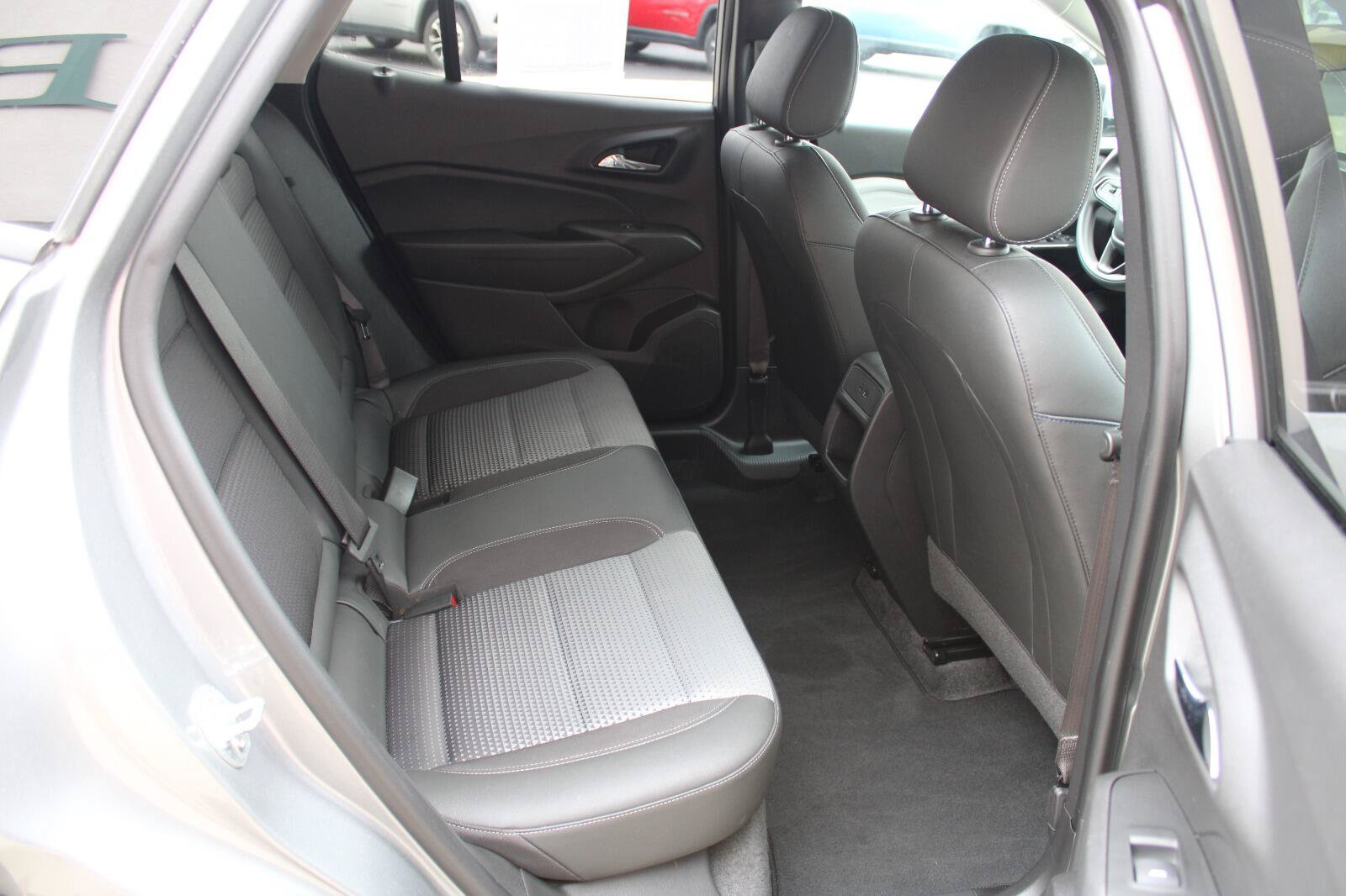 Used 2025 Chevrolet Trax LT FWD image 23