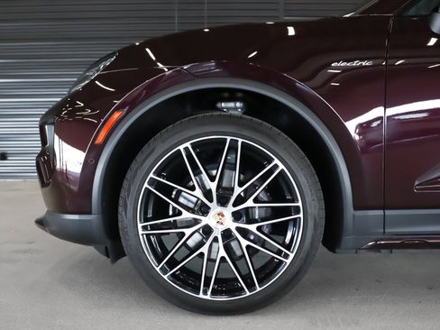Used 2025 Porsche Macan Electric w/ Premium Package RWD image 32