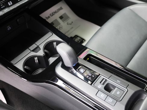 Used 2025 Toyota Prius AWD image 33