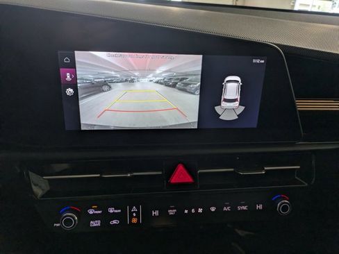 Used 2025 Kia Niro EX image 19