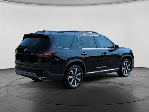 Used 2025 Honda Pilot Touring image 7