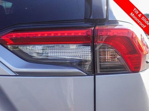 Used 2022 Toyota RAV4 SE image 9