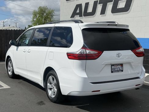 Used 2016 Toyota Sienna LE image 4