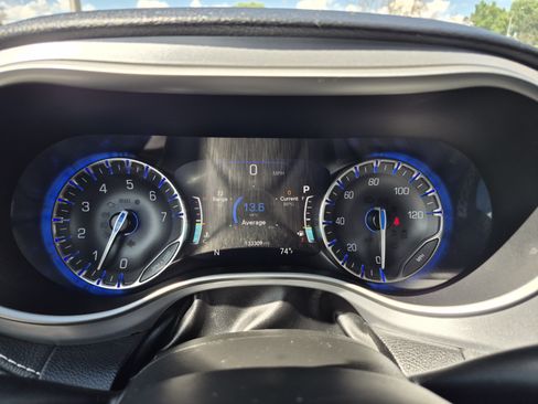 Used 2022 Chrysler Pacifica Touring-L w/ S Appearance Package FWD image 19
