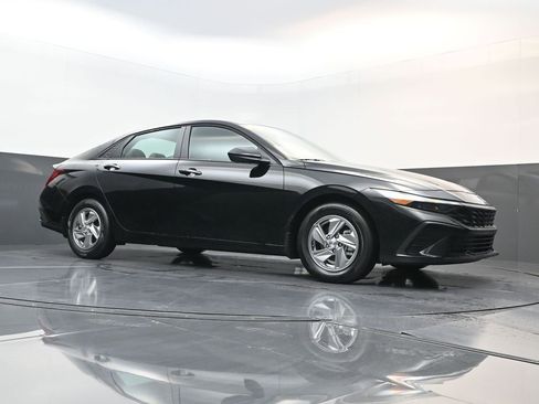Used 2026 Hyundai Elantra SE FWD image 20