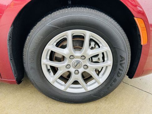 Used 2023 Chrysler Pacifica Touring-L image 41