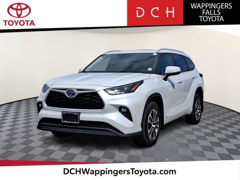 Certified 2022 Toyota Highlander XLE AWD/4WD image 1