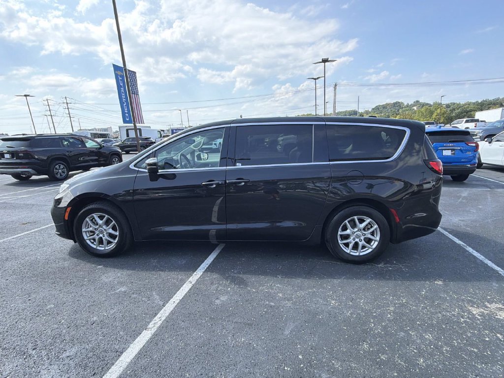 Used 2023 Chrysler Pacifica Touring-L FWD image 6