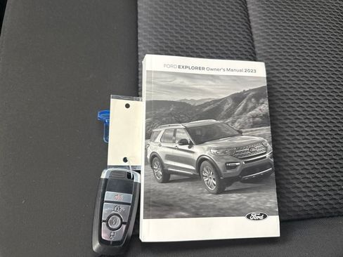 Used 2023 Ford Explorer XLT AWD/4WD image 26