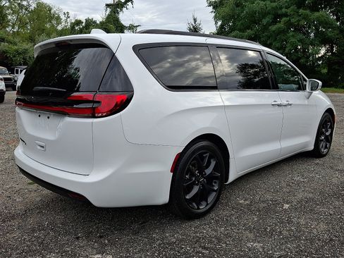 Used 2022 Chrysler Pacifica Touring-L w/ S Appearance Package FWD image 6