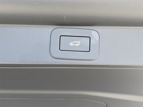 Certified 2025 Land Rover Range Rover SE image 13