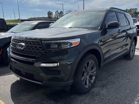 Used 2022 Ford Explorer XLT w/ Equipment Group 202A image 2