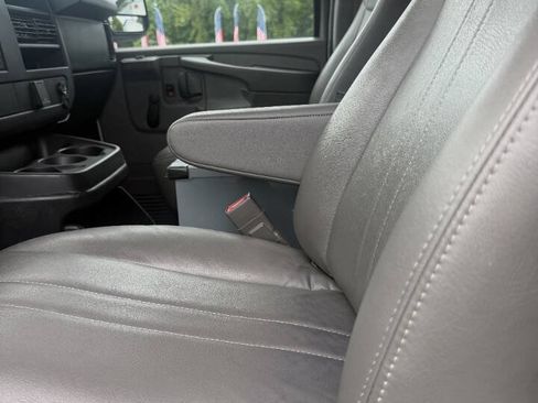 Used 2015 Chevrolet Express 2500 RWD image 3