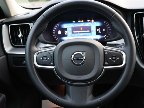 Used 2025 Volvo XC60 B5 Core AWD/4WD image 24