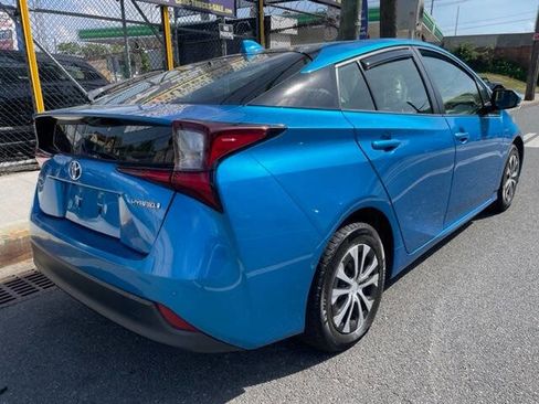 Used 2020 Toyota Prius LE image 2