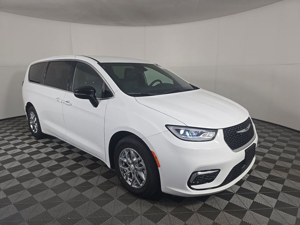 Used 2025 Chrysler Pacifica Select FWD image 1