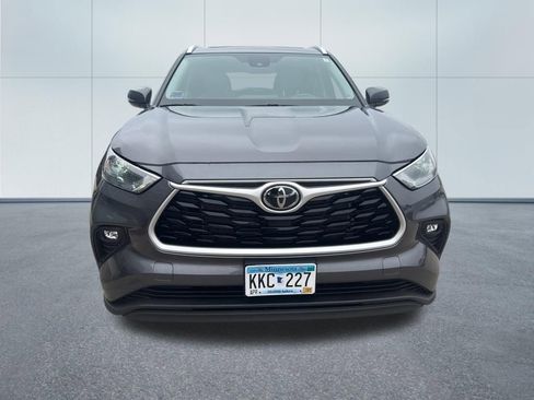 Used 2023 Toyota Highlander XLE image 2