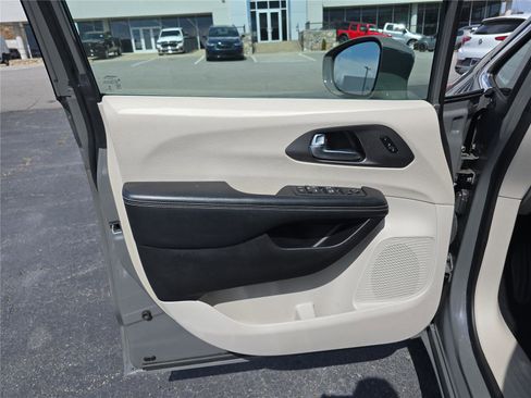 Used 2022 Chrysler Pacifica Touring-L image 18
