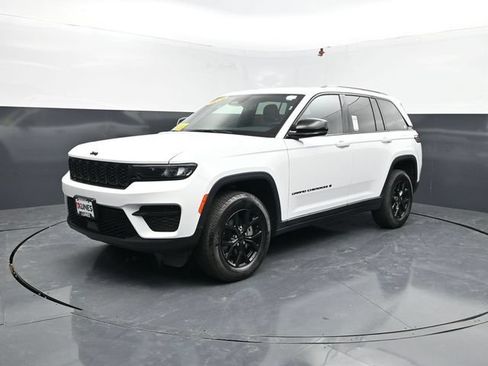 Used 2025 Jeep Grand Cherokee Altitude AWD/4WD image 3