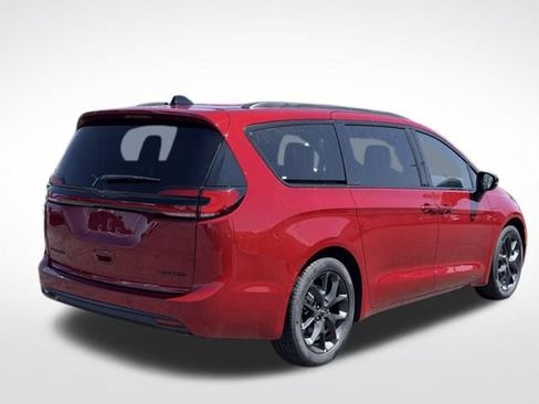 Certified 2025 Chrysler Pacifica Limited FWD image 6