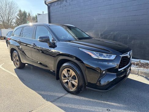 Used 2023 Toyota Highlander Bronze Edition image 4